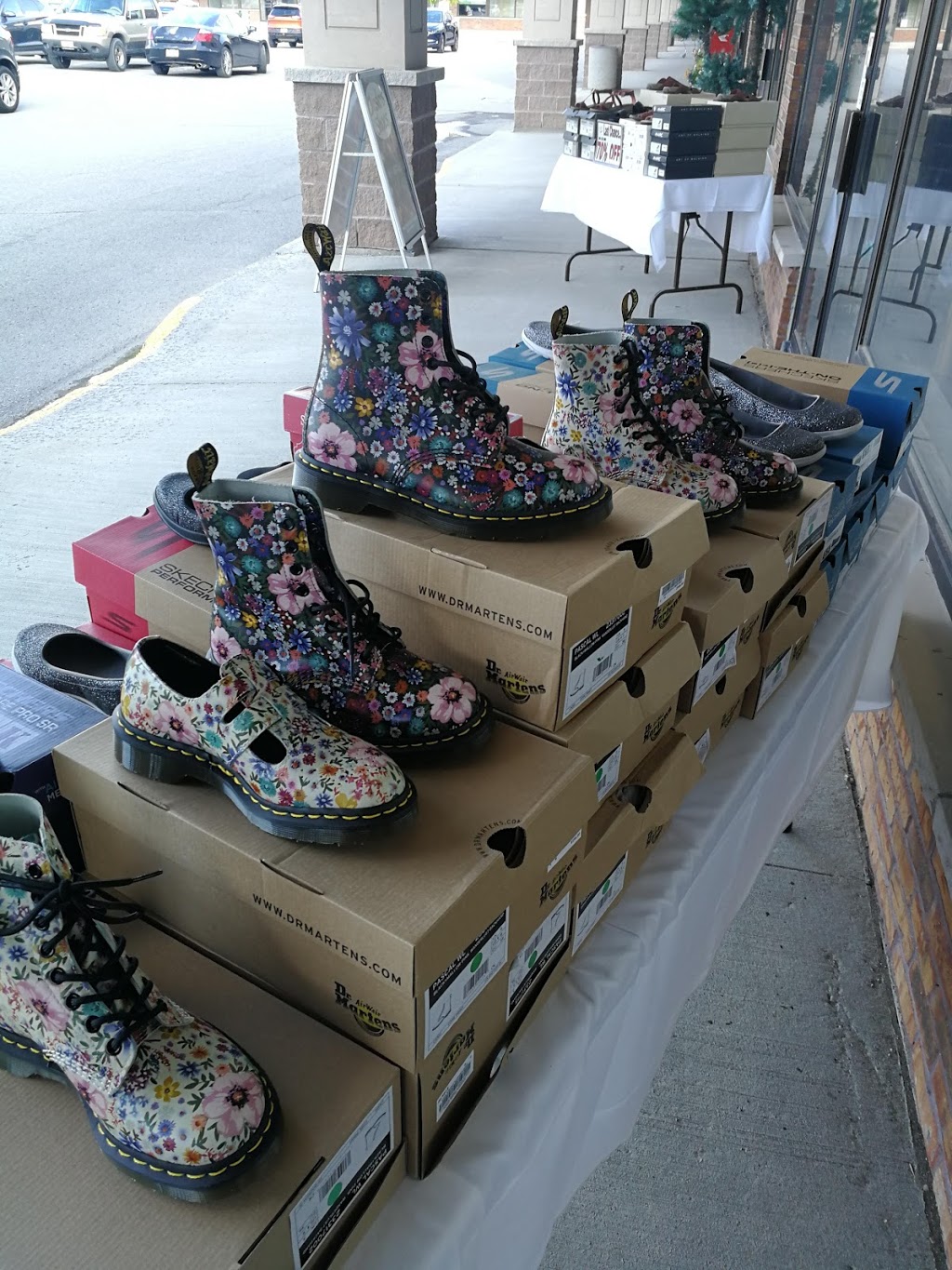 Cheslers Shoes | 1135 Lansdowne St W, Peterborough, ON K9J 7M2, Canada | Phone: (705) 876-8739
