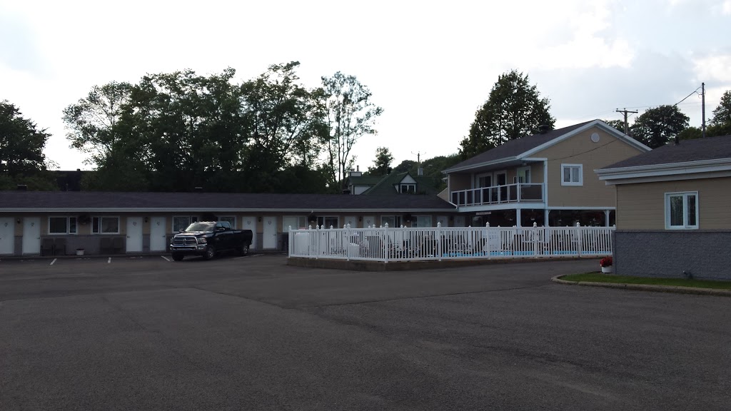 Motel Chevalier | 3862 Boulevard Sainte-Anne, Québec, QC G1E 3M3, Canada | Phone: (418) 661-3876