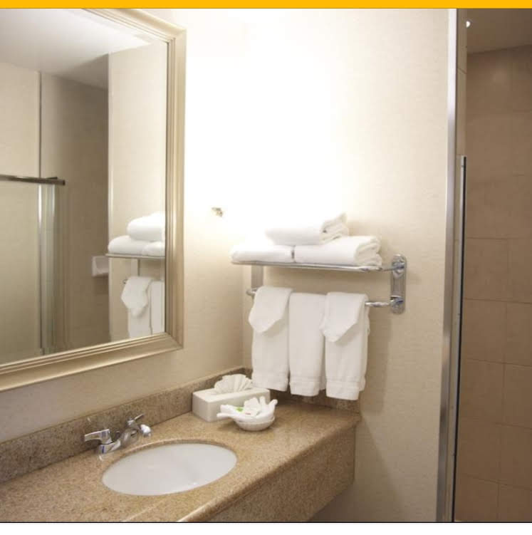 Admiral Inn & Suites | 2161 N Sheridan Way, Mississauga, ON L5K 1A3, Canada | Phone: (905) 403-9777