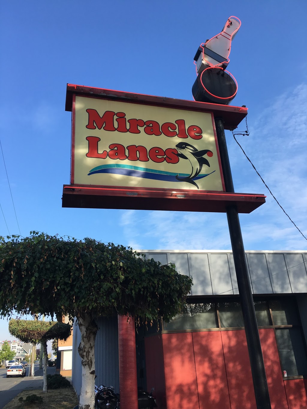 Miracle Lanes | 2375 Bevan Ave, Sidney, BC V8L 4M9, Canada | Phone: (250) 656-2431