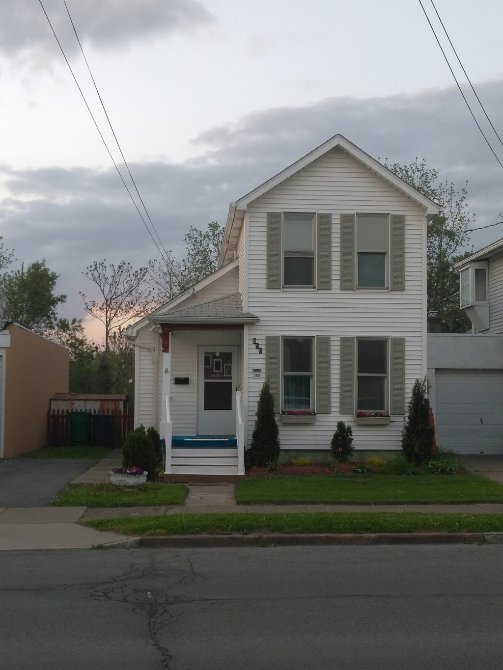 La Residence 956 | 956 Ontario Ave, Niagara Falls, NY 14305, USA