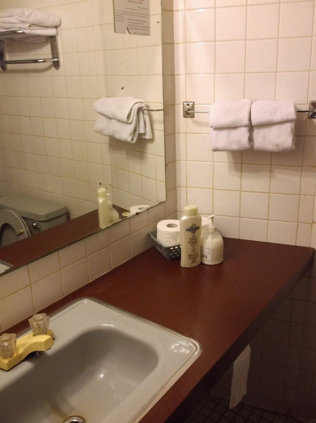 Motel Le Charentais | 13325 QC-132, Sorel-Tracy (Québec), QC J3R 0K6, Canada | Phone: (450) 746-5650