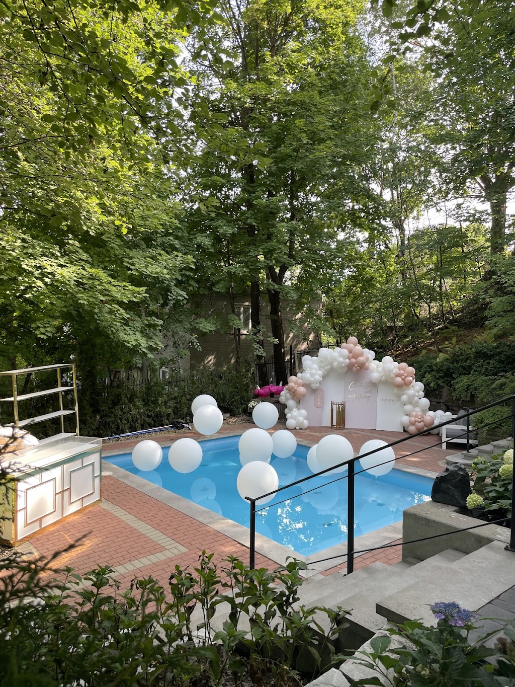 Haute Balloon | 1795 Rue de Salaberry, Montréal, QC H3M 1K5, Canada | Phone: (514) 664-0096