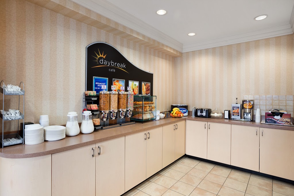 Days Inn & Suites by Wyndham Collingwood | 15 Cambridge St, Collingwood, ON L9Y 0A2, Canada | Phone: (705) 444-1880