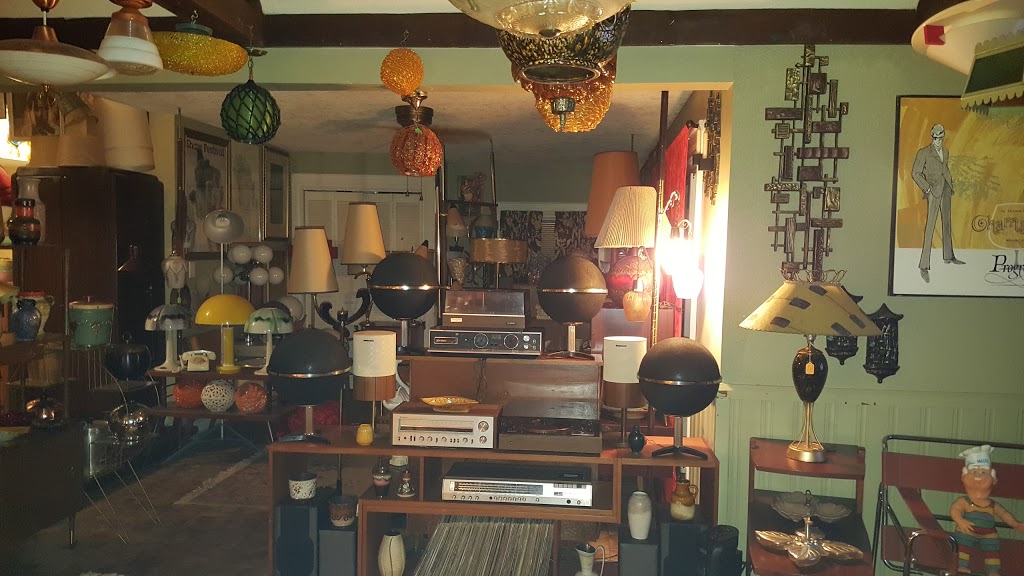 Retro Mikes Antiques | 6499 Thorold Stone Rd, Niagara Falls, ON L2J 1B2, Canada | Phone: (905) 358-6320