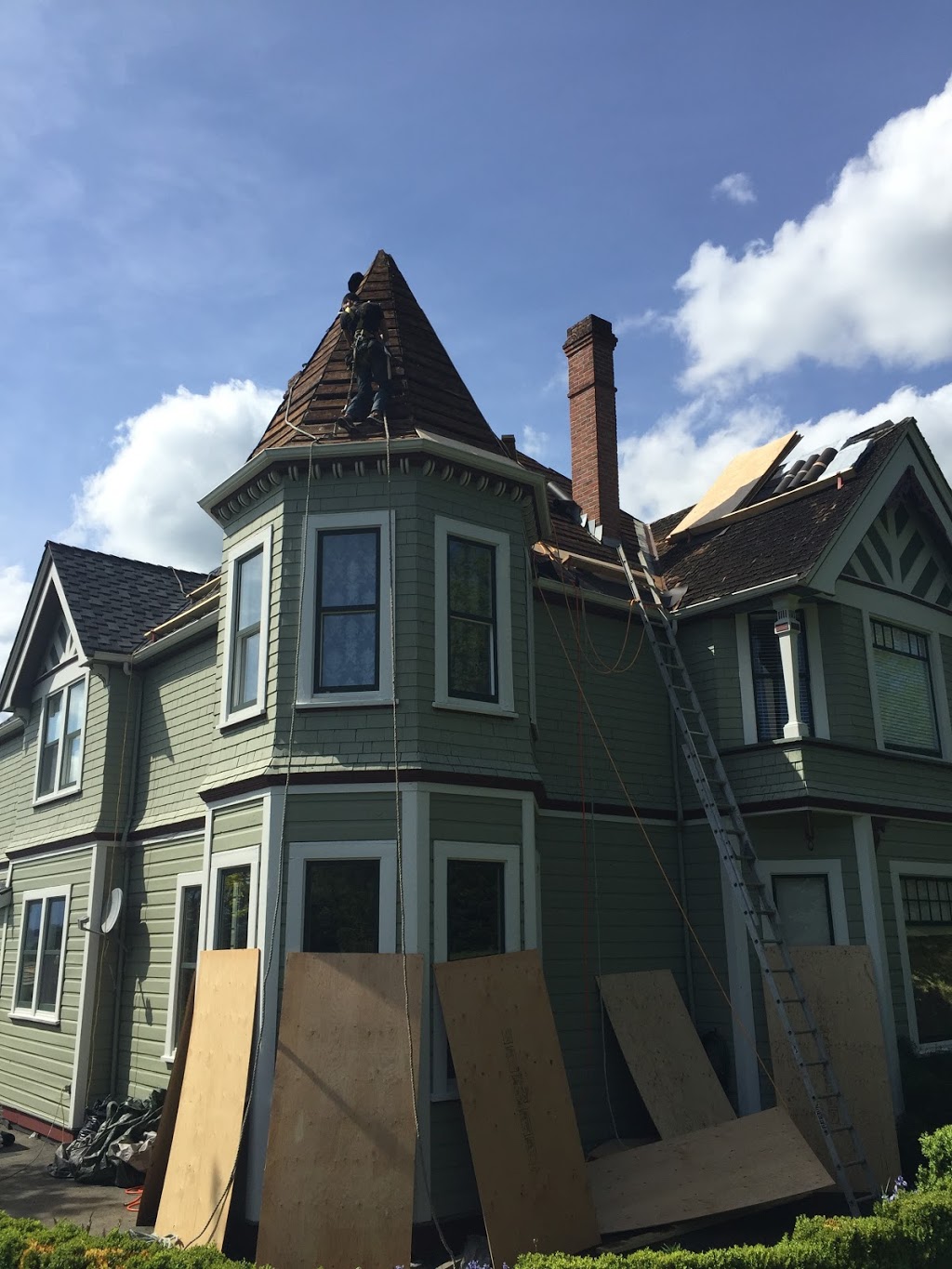 PW McCallum Roofing | 1724 Leighton Rd, Victoria, BC V8R 1M8, Canada | Phone: (250) 884-0305