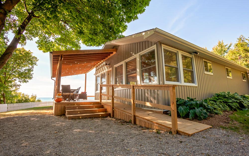 WillowCrest Cottage | 73745 Crest Beach Rd S, Zurich, ON N0M 2T0, Canada | Phone: (800) 565-4790