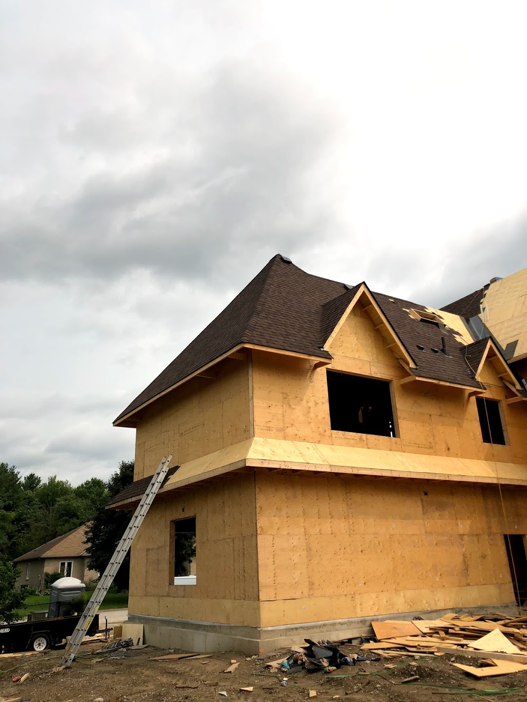 Veronica Roofing | 902 Runningbrook Dr, Mississauga, ON L4Y 2S5, Canada | Phone: (647) 864-7180