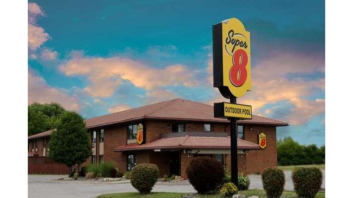 Super 8 by Wyndham Chatham | 25 Michener Rd, Chatham, ON N7L 4B8, Canada | Phone: (519) 354-3366