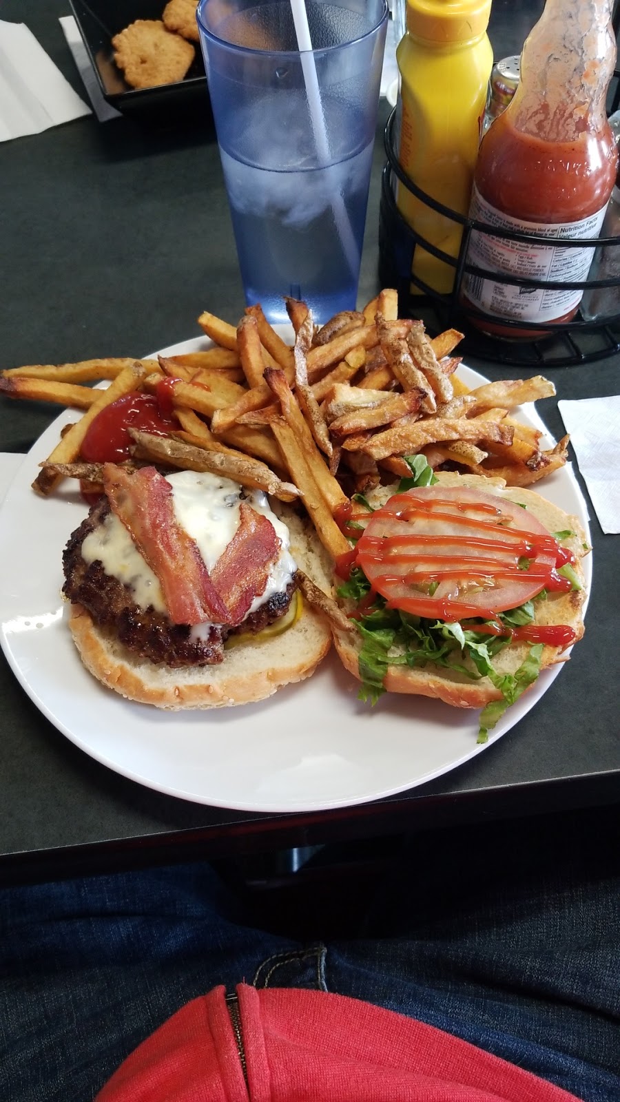ROXYS DINER & LOUNGE | 40 Hwy 3, Oak Bluff, MB R0G 1N0, Canada | Phone: (204) 897-7850