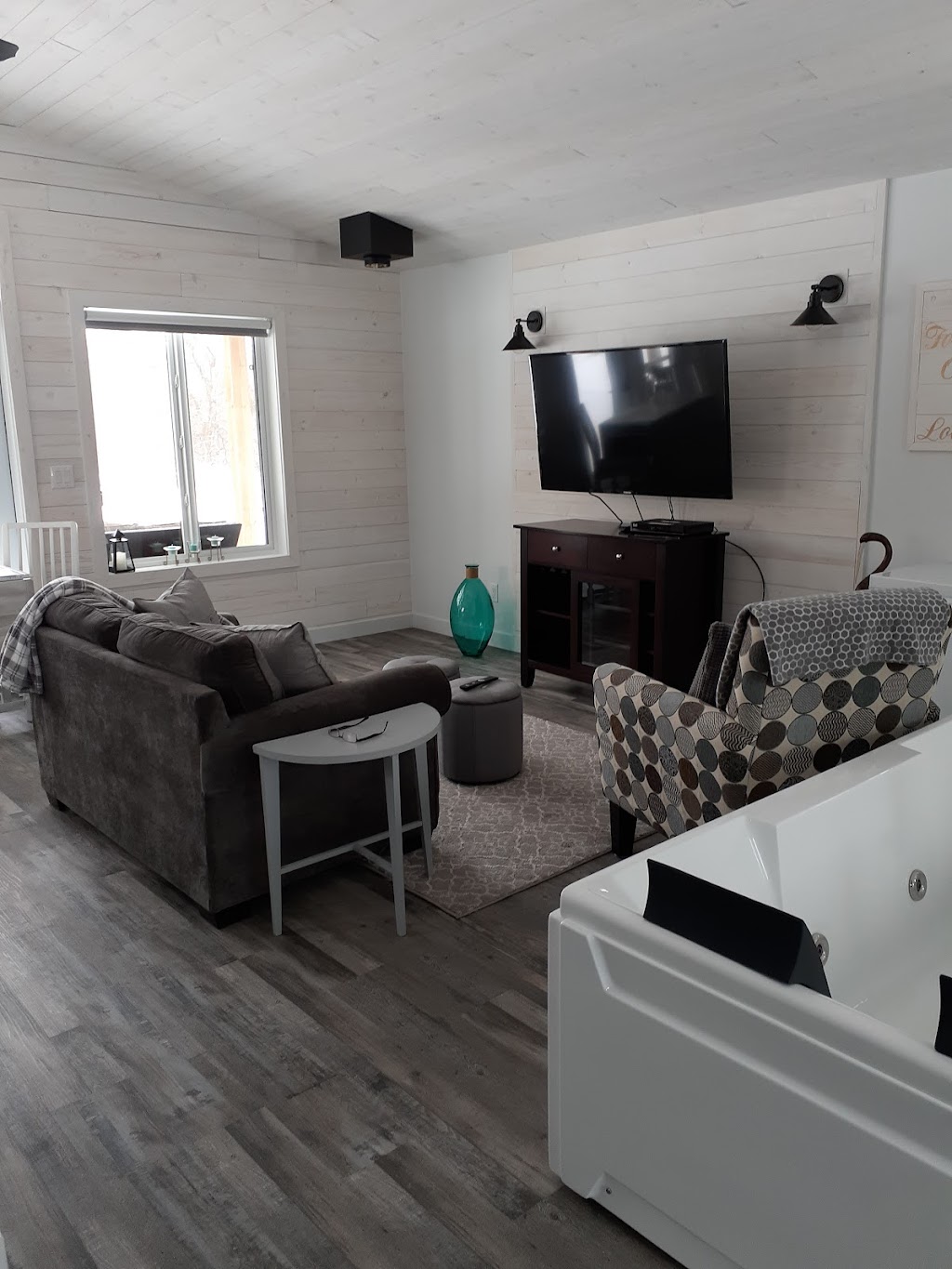 Riverfront Cottage Retreat | 2 Grapevine Lane, Roseau River, MB R0A 1P0, Canada | Phone: (204) 370-5153