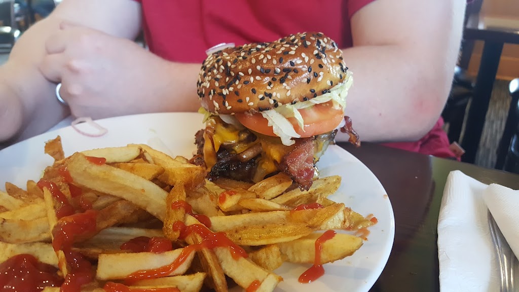 Game On Sports Bar And Grill | 3701 De Wolf Way, Merritt, BC V1K 1C4, Canada | Phone: (250) 315-1022