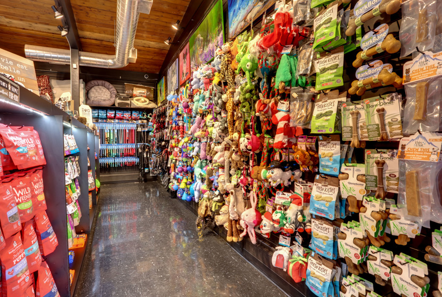 Woouf Saint-Sauveur | 1 Av. Lanning, Saint-Sauveur, QC J0R 1R0, Canada | Phone: (450) 240-0110