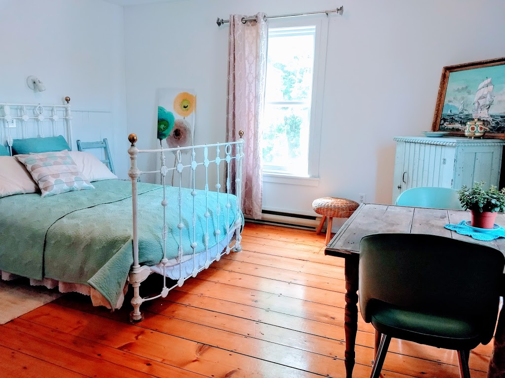 La maison Rose Alma Couette Et Café | 328 Rue Principale, Mansonville, QC J0E 1X0, Canada | Phone: (438) 883-7877