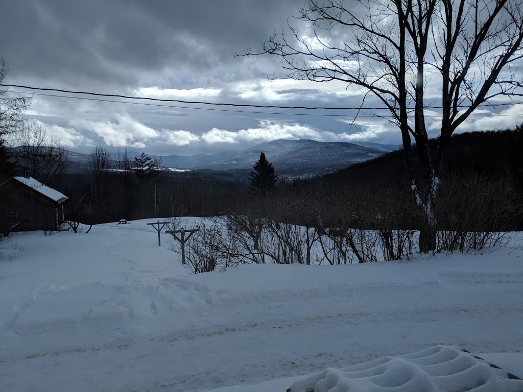 Auberge du Renouveau | 2311 Chemin Scenic, Sutton, QC J0E 2K0, Canada | Phone: (450) 538-8399