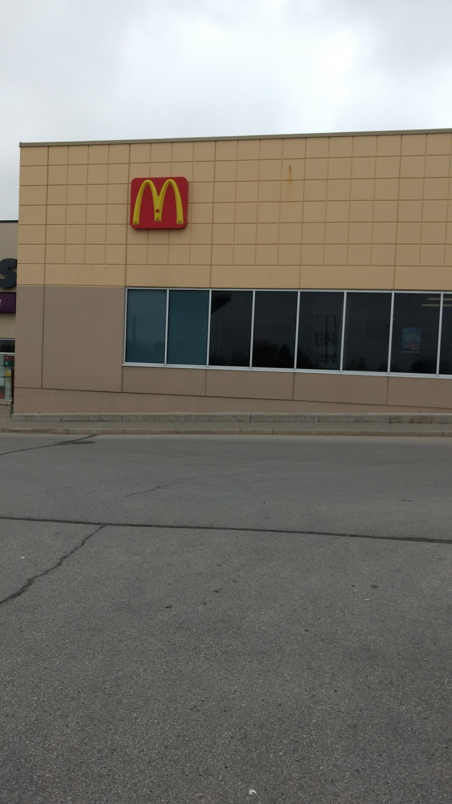 McDonalds | 17940 Yonge St, Newmarket, ON L3Y 8S4, Canada | Phone: (905) 895-0845