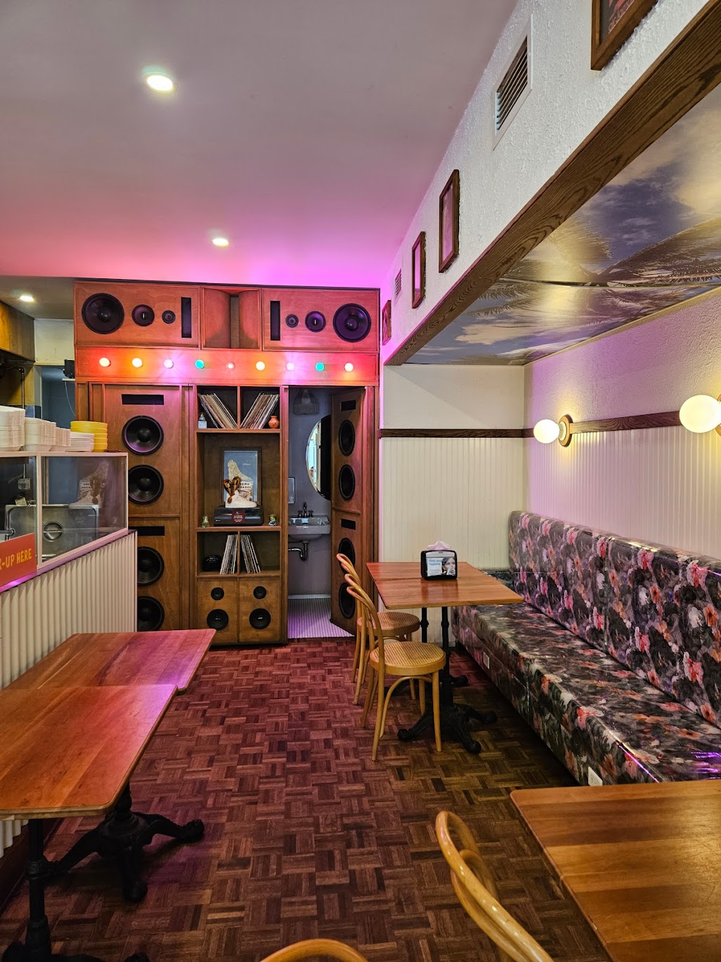 Lloydies St-Henri | 4601 R. Notre Dame O, Montréal, QC H4C 1S5, Canada | Phone: (514) 938-3883