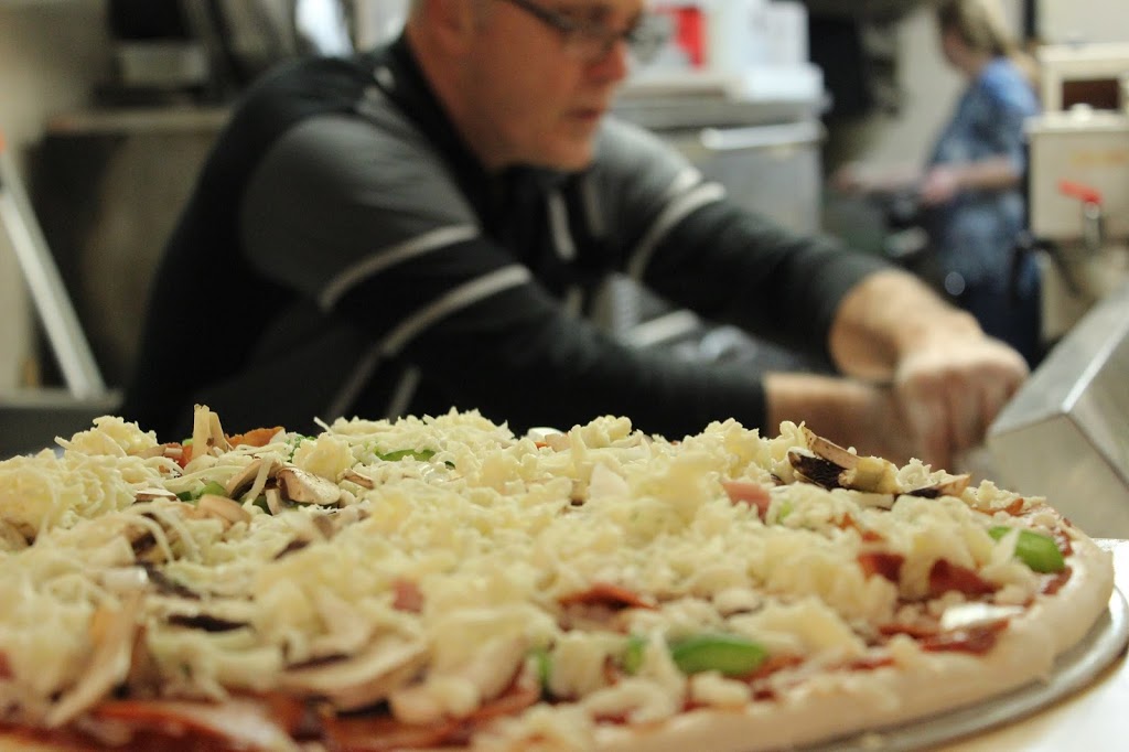 Dinos Dining Lounge | 510 Dundas St, Woodstock, ON N4S 1C3, Canada | Phone: (519) 537-5892