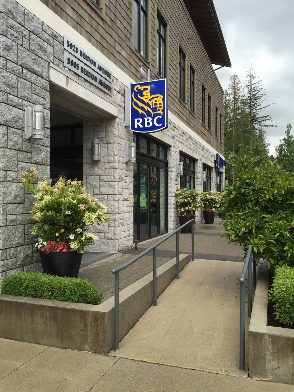 RBC Royal Bank | 5905 Berton Ave, Vancouver, BC V6S 0B3, Canada | Phone: (604) 221-5702