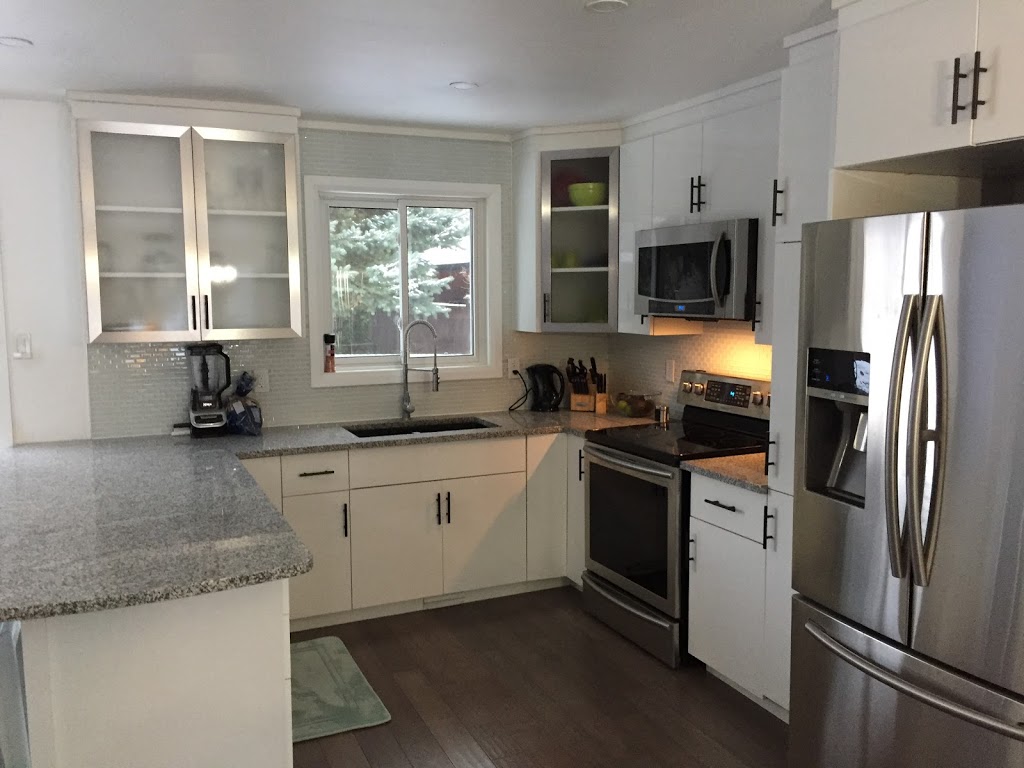 Yellow Door Barrie BnB Executive Suites | 25 Bluejay Dr, Barrie, ON L4M 5P8, Canada | Phone: (514) 567-1270