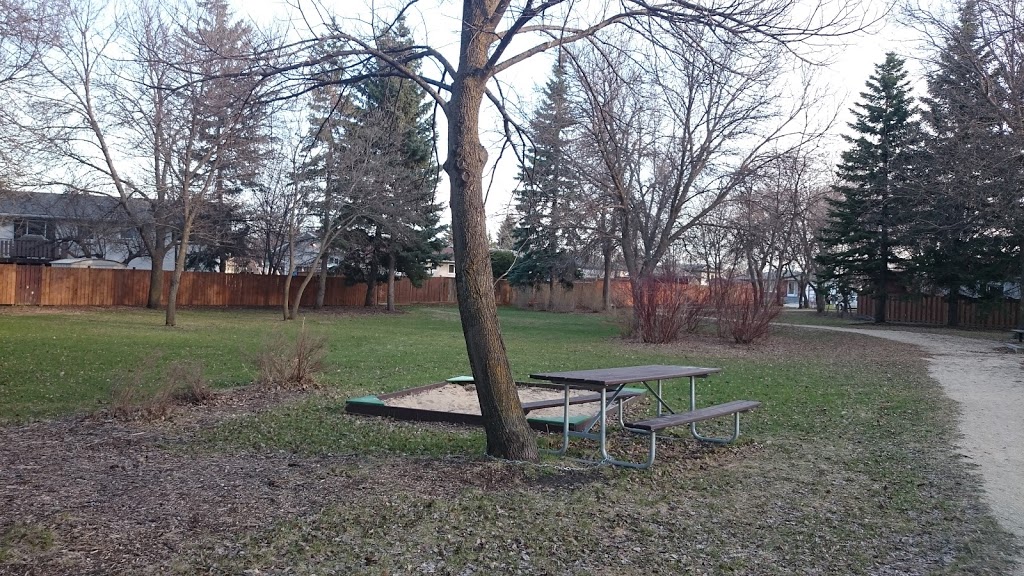 Evenlea Walk Park | Winnipeg, MB R2G 2G6, Canada | Phone: 1204311