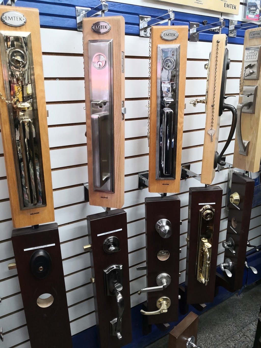 Serrurier r. Lafleur Inc. | 145 Boul Henri-Bourassa O, Montréal, QC H3L 1M9, Canada | Phone: (514) 336-7709