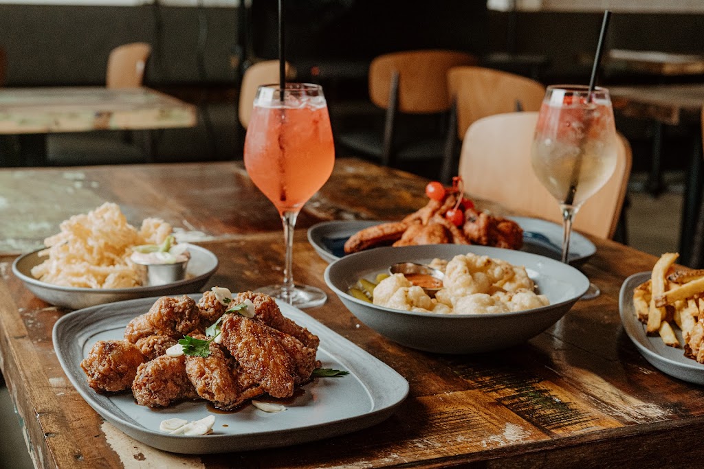 Restaurant Birdhouse Wingerie & Bar | 63 Bd Brunswick, Dollard-des-Ormeaux, QC H9B 2N4, Canada | Phone: (514) 447-9631