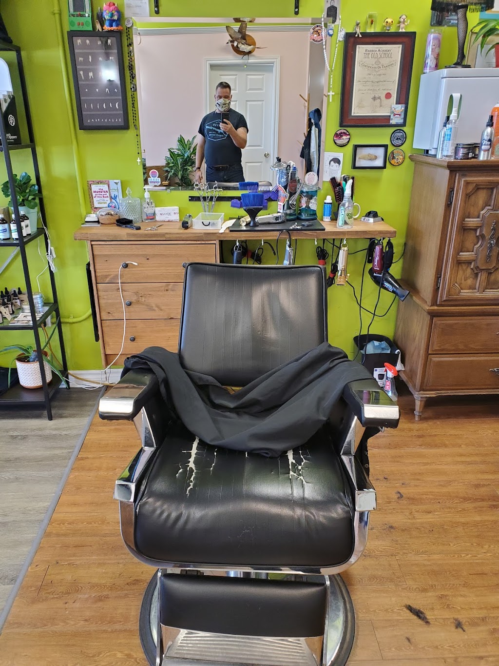 Three stacks barbershop | 380 Pleasant St, Dartmouth, NS B2Y 3S5, Canada | Phone: (902) 405-0911