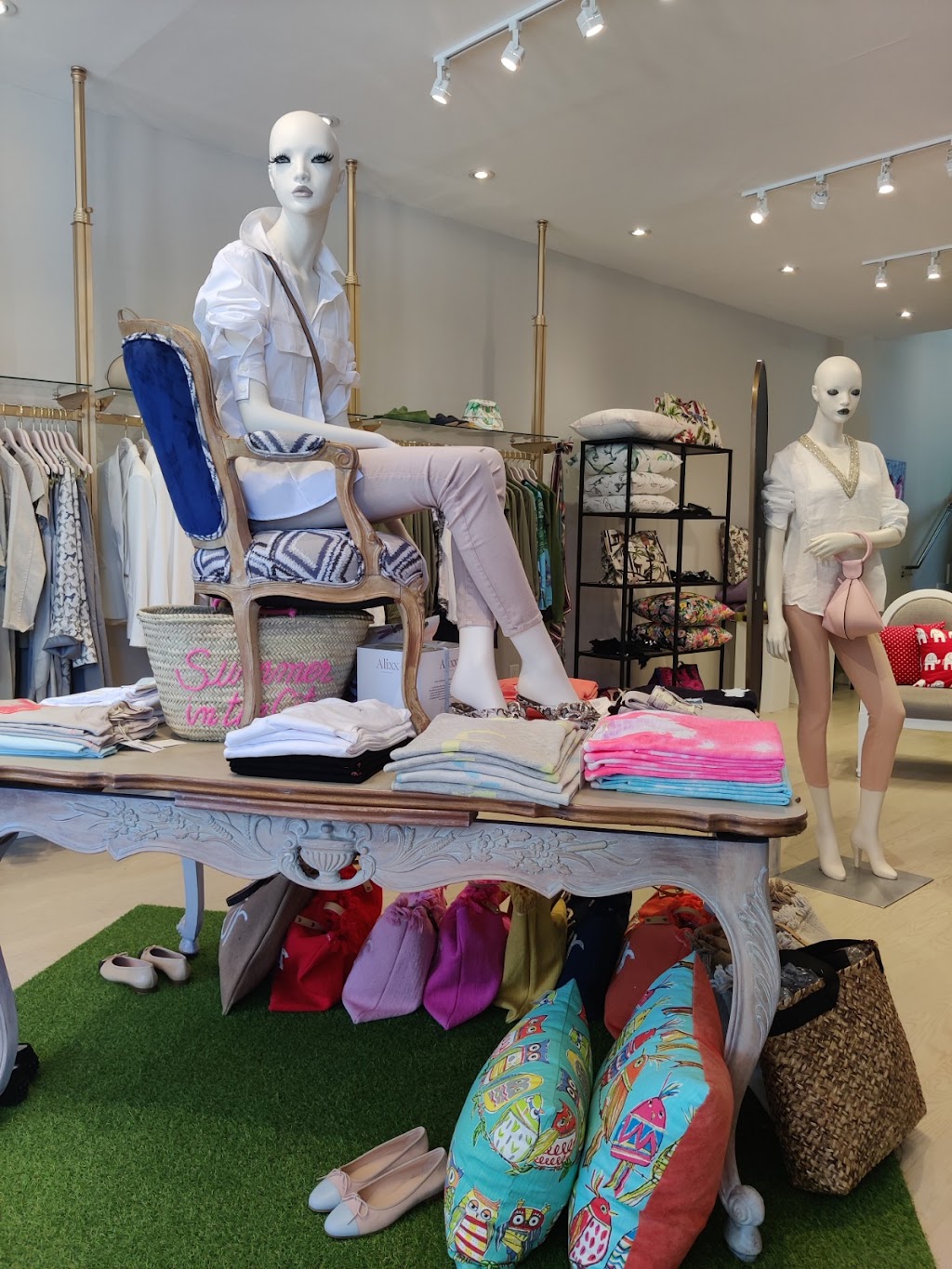 Winston | 1568 Yonge St, Toronto, ON M4T 1Z7, Canada | Phone: (416) 901-6633