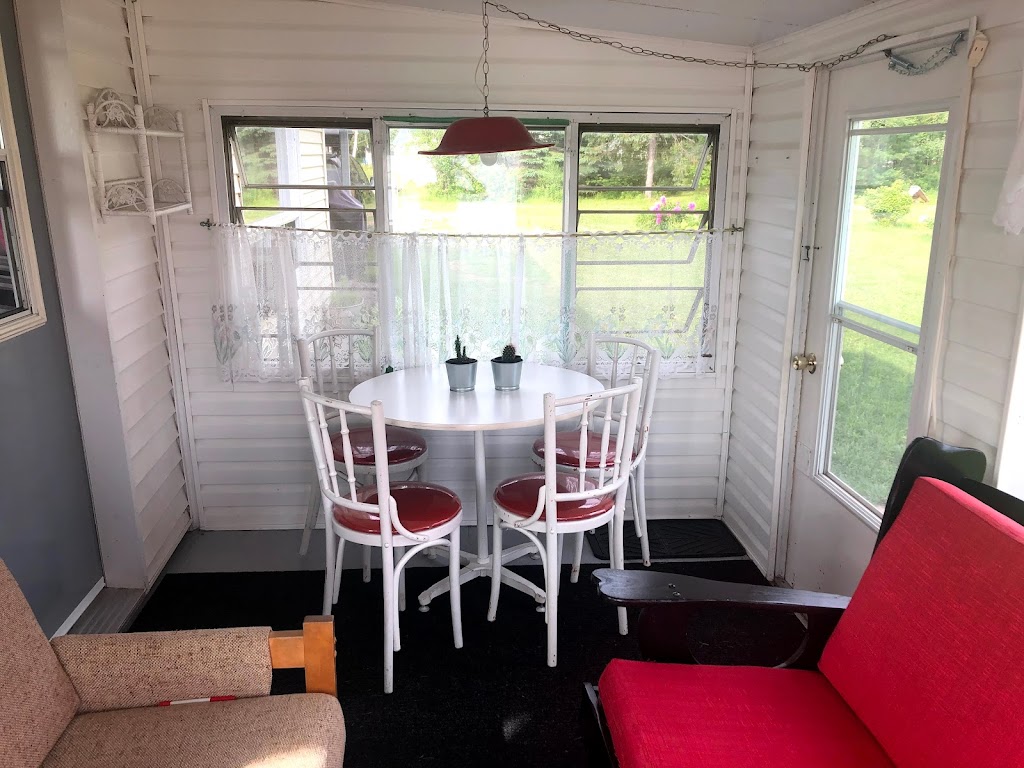 Le petit Rétro | 1968 Chem. du Lac, Saint-Félicien, QC G8K 3E5, Canada | Phone: (418) 944-0725