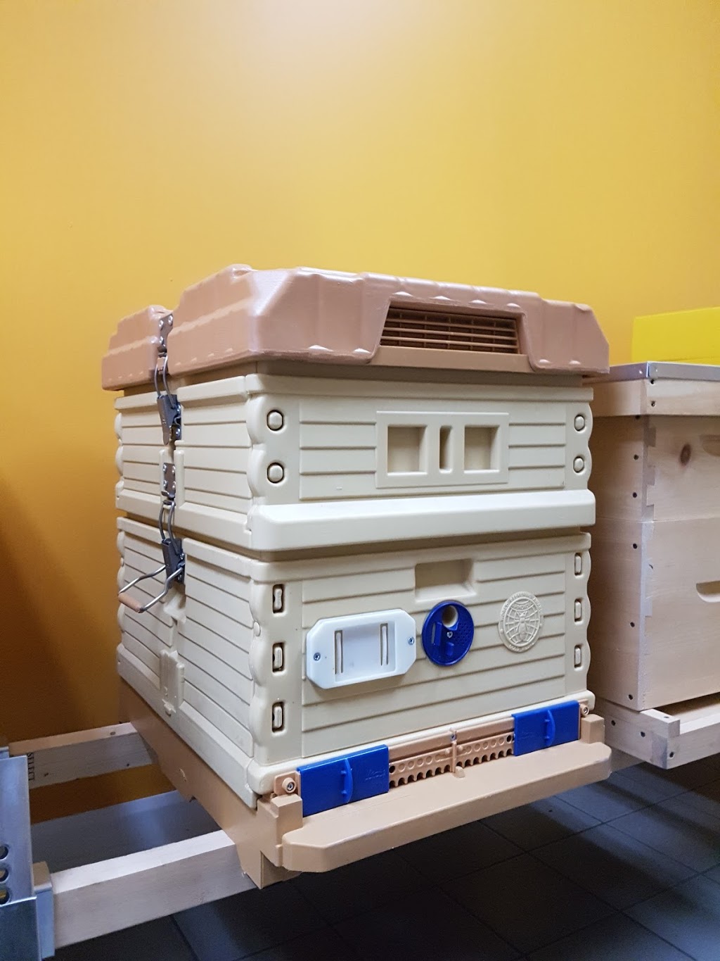 ApiHex Beekeeping Supplies | 500 Rue Léger, Rivière-Beaudette, QC J0P 1R0, Canada | Phone: (855) 666-3233
