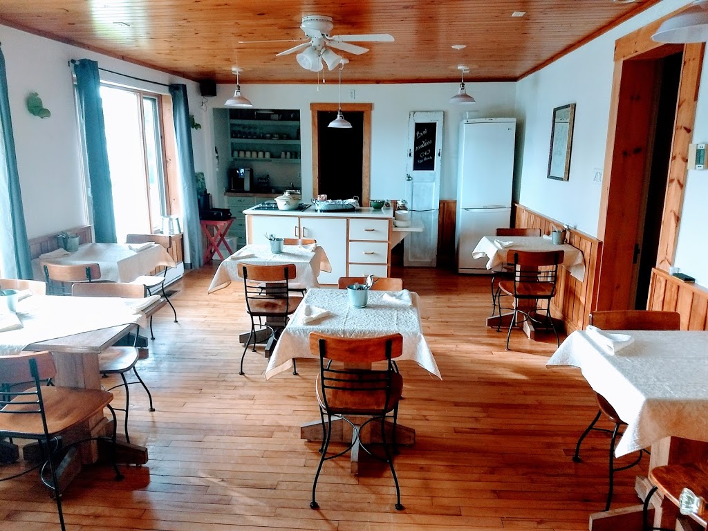 La maison Rose Alma Couette Et Café | 328 Rue Principale, Mansonville, QC J0E 1X0, Canada | Phone: (438) 883-7877