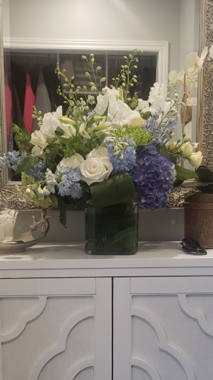 Flowers By The Dozen (Burlington) | 794 Brant St Unit 1, Burlington, ON L7R 2J2, Canada | Phone: (905) 681-1112