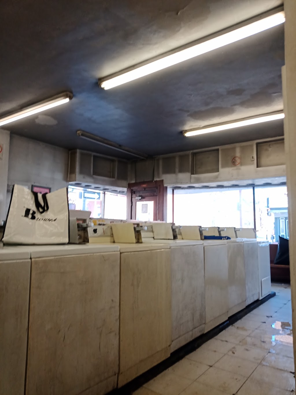 Coin-op Laundry On Somerset | 609 Somerset St W, Ottawa, ON K1R 5K3, Canada | Phone: (613) 231-7468