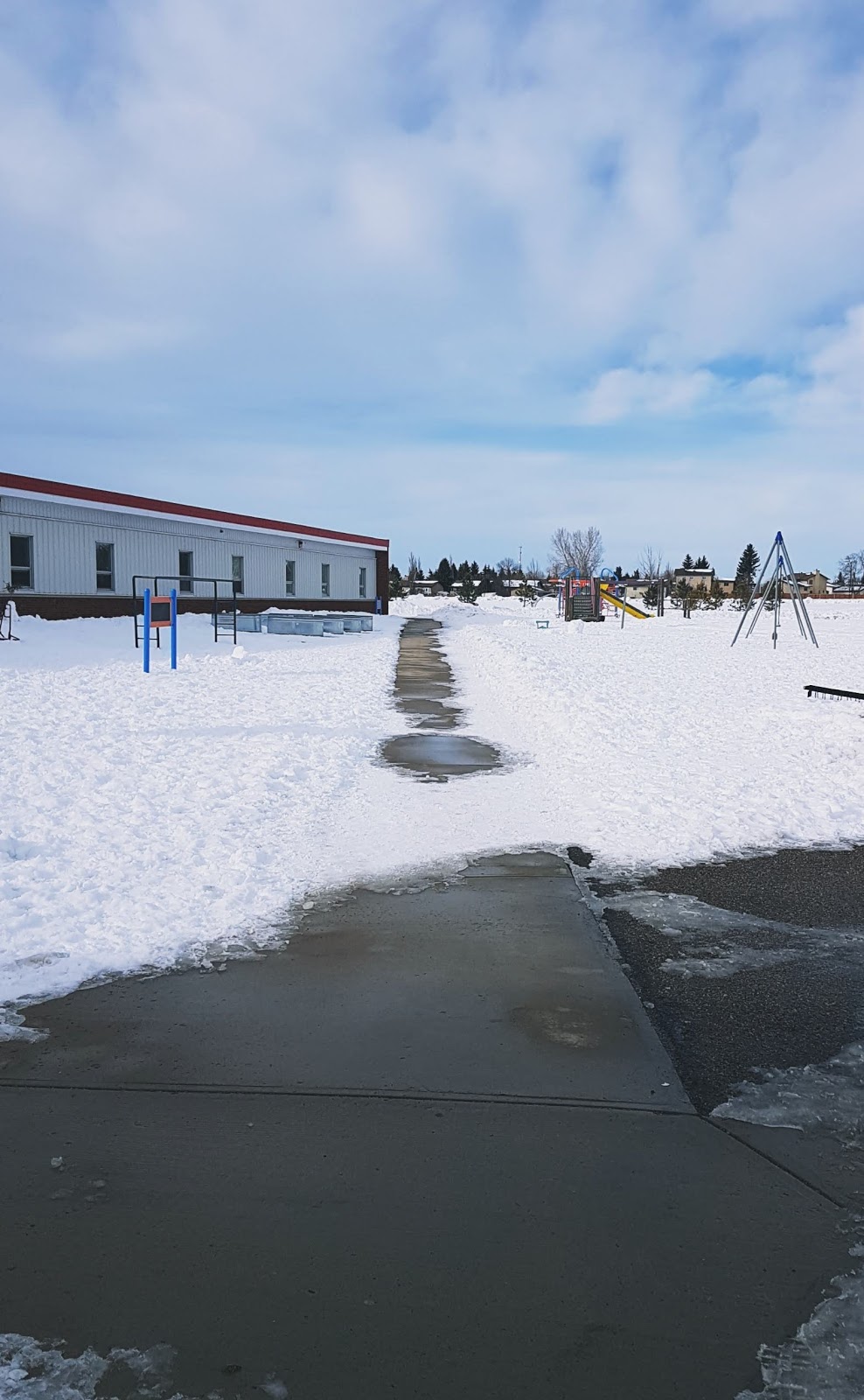 École James S. McCormick School | 5424 50 St, Lacombe, AB T4L 0B1, Canada | Phone: (403) 782-3096