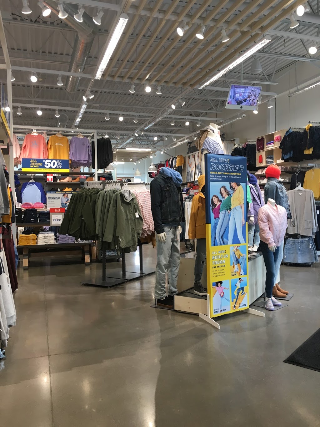 Old Navy | 13850 Steeles Ave W, Halton Hills, ON L7G 0J1, Canada | Phone: (905) 636-6521