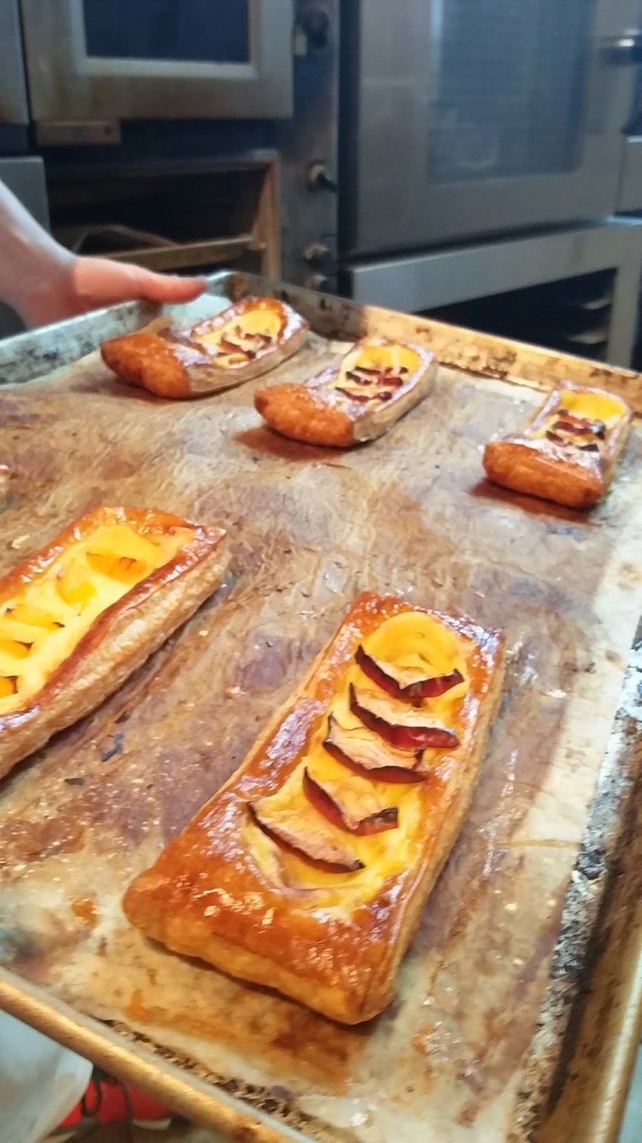 Boulangerie La Brioche + Pâtisserie | 1650 Rue Poirier, Saint-Laurent, QC H4L 1J1, Canada | Phone: (514) 447-0845