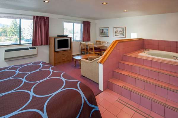 Super 8 by Wyndham Salmon Arm | 2901 10th Ave NE, Salmon Arm, BC V1E 2S3, Canada | Phone: (866) 469-0121