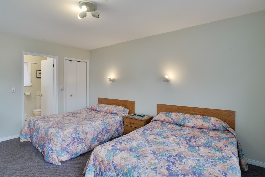 Oakwood Motel | 1060 Muskoka Rd S, Gravenhurst, ON P1P 1K6, Canada | Phone: (705) 687-4224
