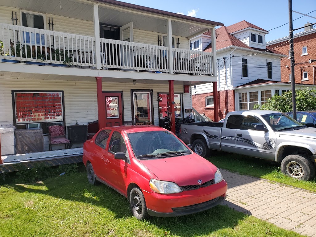 Bric a Brac ouvert sur appel seulement | 676 Rue du Conseil, Sherbrooke, QC J1G 1K6, Canada | Phone: (819) 933-3690