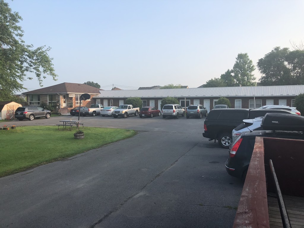 Welcome Traveller Motel | 3100 Princess St, Kingston, ON K7P 0K6, Canada | Phone: (613) 389-2928