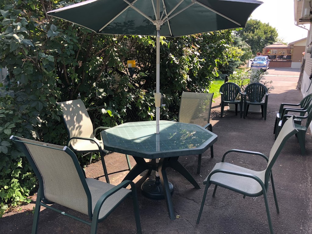 Martine et Michel | 105a Rue Louis-H.-La Fontaine S, Boucherville, QC J4B 4Y7, Canada | Phone: (514) 347-7751