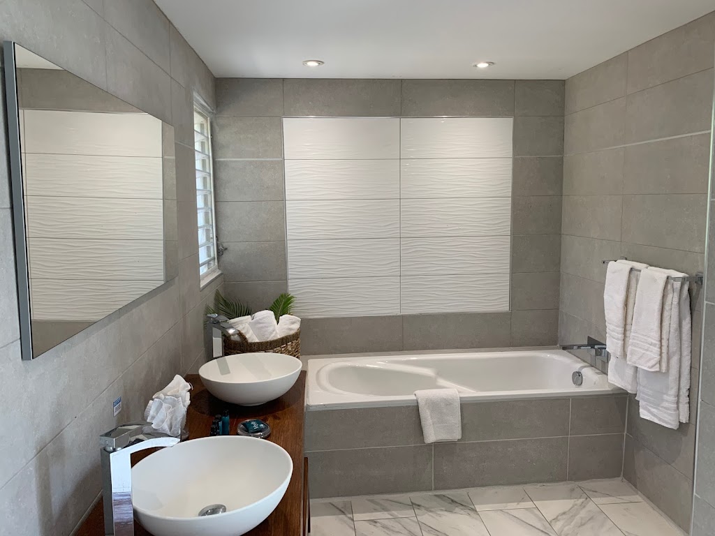 MAC Caribbean Villas | 9A Hyde Park Cir, Toronto, ON M3B 3N4, Canada | Phone: (416) 222-0025