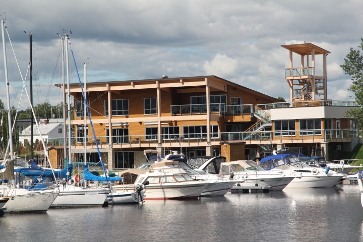 La Marina 1353 (18 ans +) | 860 Rue Arthur, Roberval, QC G8H 2M8, Canada | Phone: (418) 765-1330