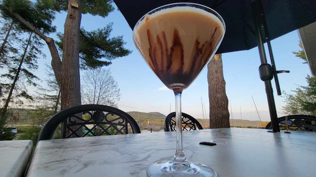The Hexagon Waterfront Patio and Restaurant | 34 Pier Rd, Deep River, ON K0J 1P0, Canada | Phone: (613) 775-0242