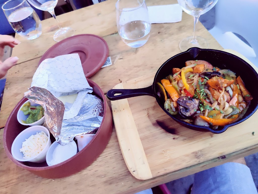 Casamigos Restaurant Mexicain Taqueria & Margarita Bar | 154 Rue Ste Anne, Sainte-Anne-de-Bellevue, QC H9X 1M6, Canada | Phone: (514) 674-1117