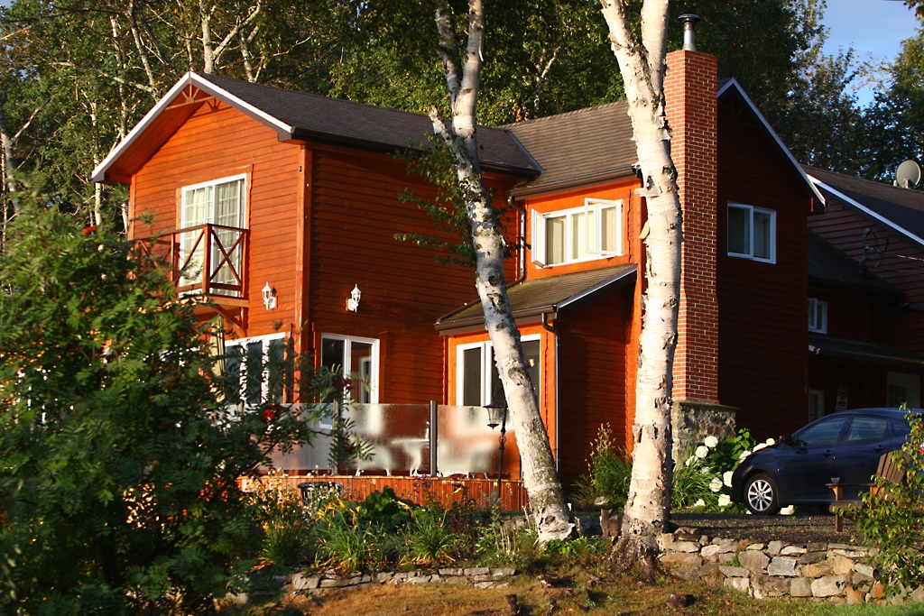 Auberge des Eaux Vives | 39 Rue de la Greve, La Malbaie, QC G5A 2R3, Canada | Phone: (418) 665-4808