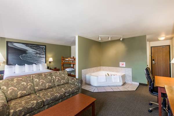 Super 8 by Wyndham Amherst NS | 40 Lord Amherst Dr, Amherst, NS B4H 4W6, Canada | Phone: (902) 701-9853