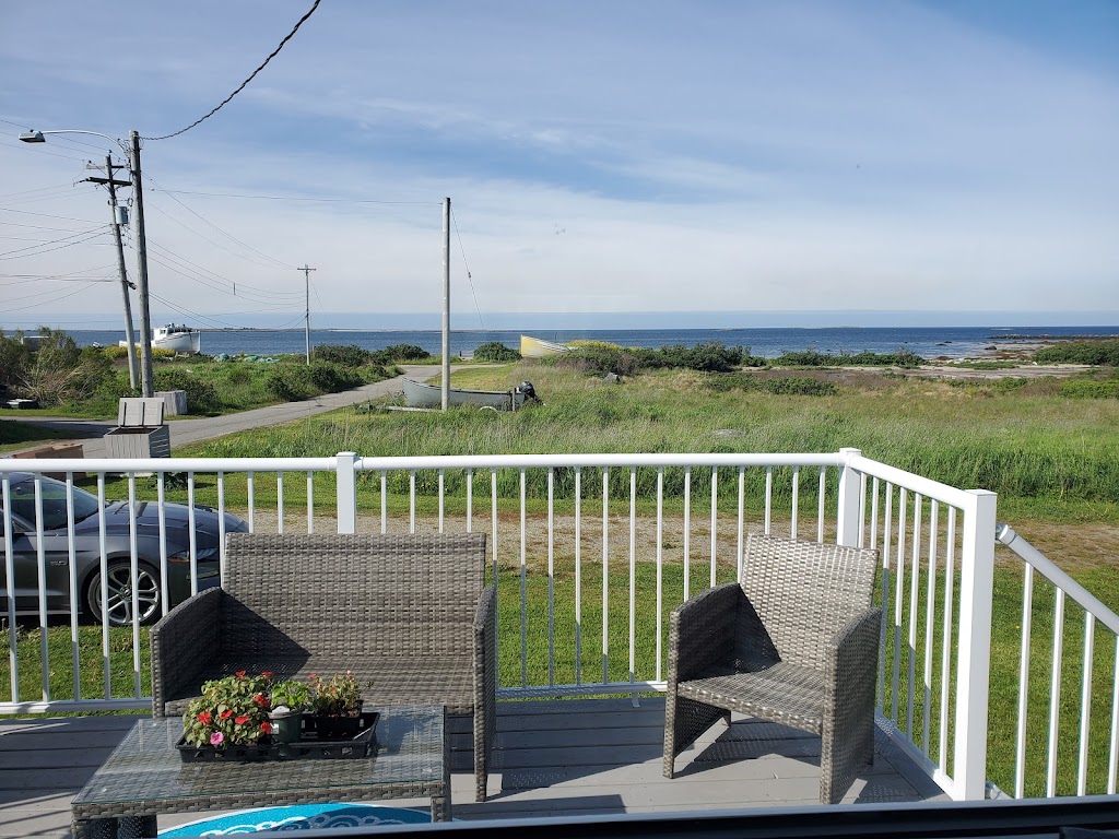 Mamas By The Sea B&B | 14 Oscar St, Clarks Harbour, NS B0W 1P0, Canada | Phone: (902) 635-1279