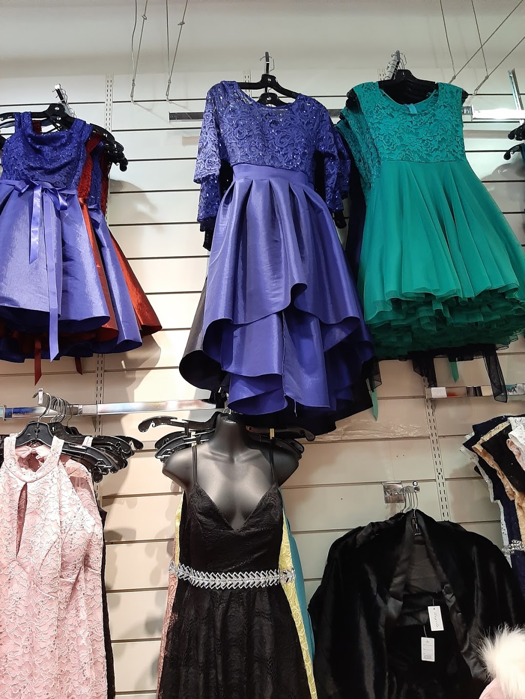 Angela Fashion | 10355 Guildford Town Centre, Surrey, BC V3R 7B9, Canada | Phone: (778) 395-3898
